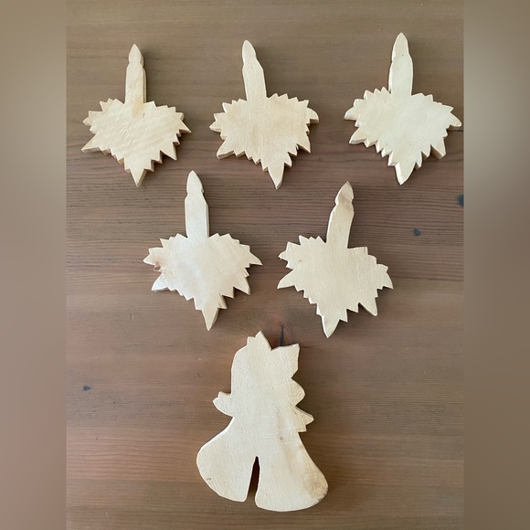 Hand-carved Christmas ornaments - Picture 4 of 4